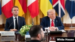 资料照片：特朗普总统在白宫东厅主持乌克兰议题多边会议，与会者包括乌克兰总统泽连斯基以及法国总统马克龙等欧洲各国领导人。(2025年8月18日)