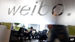 资料照：新浪微博的雇员在北京办公室里工作。(2012年8月1日)