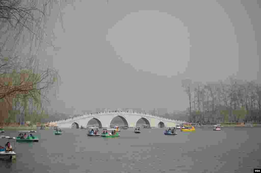 中堤桥“水天一色”,游客游湖兴致不减 (曾谙 摄于2016年3月21日)