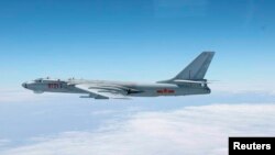 日本军方发布的图片显示一架中国H-6战略轰炸机在太平洋上空飞行（2013年10月27日）