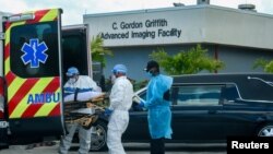 Petugas gawat darurat mengeluarkan pasien dari mobil di North Shore Medical Center, rumah sakit khusus yang merawat pasien virus corona (COVID-19) di Miami, Florida, 14 Juli 2020. 