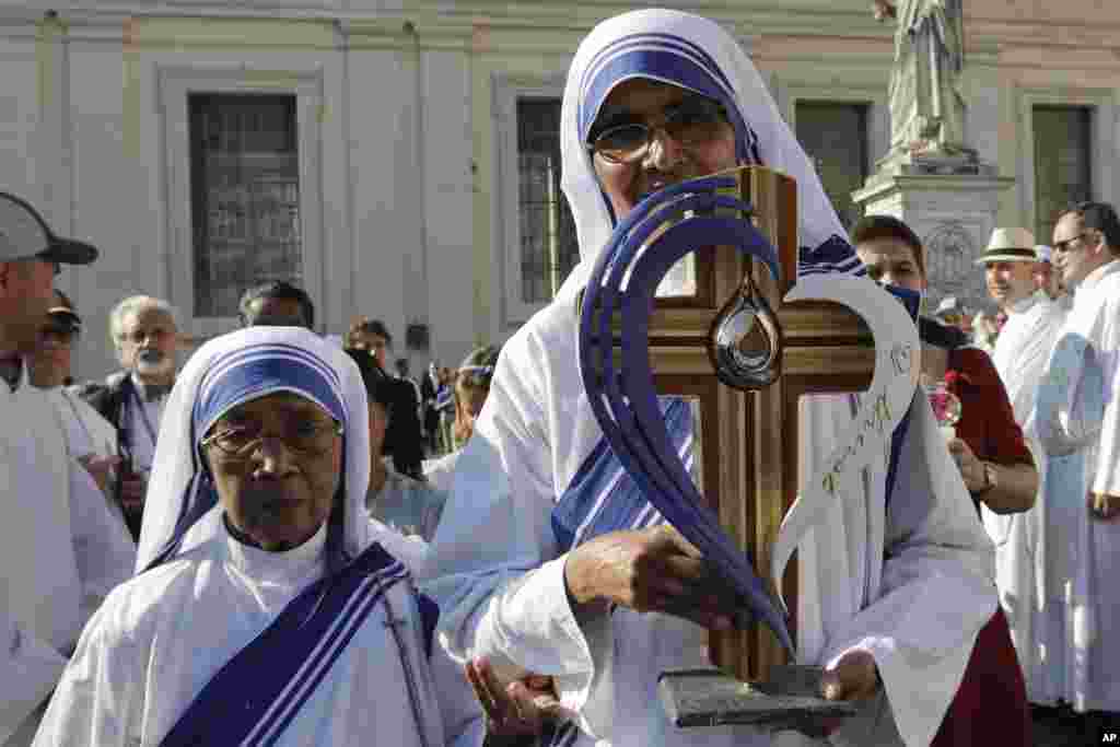 The relics of Mother Teresa are carried by nuns prior to the start of a mass celebrated by Pope Francis where she will be canonized in St. Peter's Square, at the Vatican, Sept. 4, 2016.