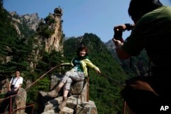 북한 금강산을 방문한 중국인 관광객들이 기념사진을 찍고 있다. (자료사진)