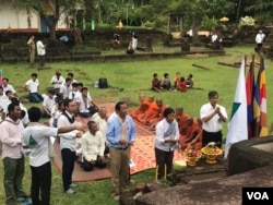 គណបក្ស​ប្រជាធិបតេយ្យ មូលដ្ឋាន​បាន​ជួបជុំគ្នា​ធ្វើ​ពិធី​បួងសួង​បែប​ជំនឿ​សាសនា​នៅ​រសៀល​ថ្ងៃ​បិទ​បញ្ចប់​ការឃោសនា​រក​សំឡង​ឆ្នោត នៅក្នុង​ប្រាសាទ​បាគង ស្ថិត​នៅក្នុង​ស្រុក​បាគង ខេត្តសៀមរាប នៅថ្ងៃទី ២៧ ខែកក្កដា ឆ្នាំ២០១៨។ (ធីតា វីន/VOA)