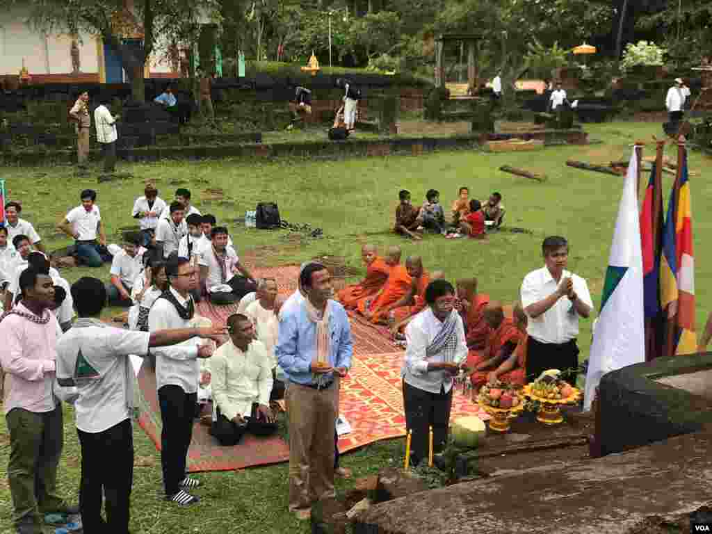 គណបក្ស​ប្រជាធិបតេយ្យ មូលដ្ឋាន​បាន​ជួបជុំគ្នា​ធ្វើ​ពិធី​បួងសួង​បែប​ជំនឿ​សាសនា​នៅ​រសៀល​ថ្ងៃ​បិទ​បញ្ចប់​ការឃោសនា​រក​សំឡង​ឆ្នោត នៅក្នុង​ប្រាសាទ​បាគង ស្ថិត​នៅក្នុង​ស្រុក​បាគង ខេត្តសៀមរាប នៅថ្ងៃទី ២៧ ខែកក្កដា ឆ្នាំ២០១៨។ (ធីតា វីន/VOA)