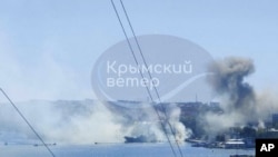 用户生成内容(UGC)视频截图显示，位于克里米亚半岛塞瓦斯托波尔的俄罗斯黑海舰队总部冒出浓烟。(2023年9月23日，美联社转自克里米亚电报平台)