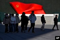 2025년 1월 14일 시민들이 베이징의 중국 공산당 박물관 앞 설치된 깃발 조각상 앞을 걷고 있다. (자료사진)