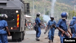 Bayi police bapanzani o'balabala nsima na mobulu, na Bujumbura, Burundi, 4 mai 2015.