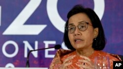 Menteri Keuangan Sri Mulyani berbicara kepada awak media dalam konferensi pers pertemuan Menteri Keuangan G20 di Nusa Dua, Bali, pada 16 Juli 2022. (Foto: Pool via AP/Sonny Tumbelaka)