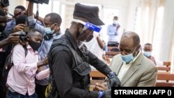 Paul Rusesabagina akabgami minyololo na moyi pilici nsima na kokatelami mibu 25 mya boloko na Kigali, na Rwanda, 20 septembre 2021.