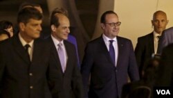 Tổng thống Pháp Francois Hollande và Thứ trưởng Ngoại giao Cuba Rogelio Sierra (thứ nhì từ trái) tại sân bay Havana Jose Marti, ngày 10/5/2015.