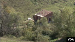 Kuća na kojoj se popravlja krov u opštini Novo Brdo (Foto: VOA)