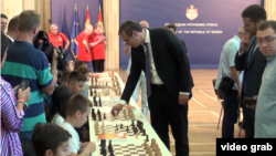 Predsednik Srbije Aleksandar Vučić igra šah sa mladim šahovskim talentima