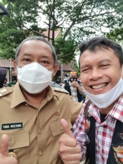 Adil Maulana bersama Wali Kota Bandung Yana Mulyana yang pernah menjadi pasien COVID-19. (Foto: pribadi)