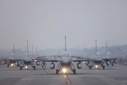 台湾空军12架F-16V战机在嘉义举行新年年度演习时在跑道上集结。（2022年1月5日）