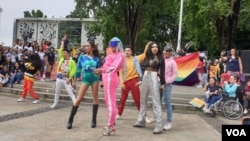 Para peserta Women's March Jakarta berkumpul di Taman Aspirasi Monas, Jakarta, Sabtu (27/4). (Foto: VOA/Sasmito)
