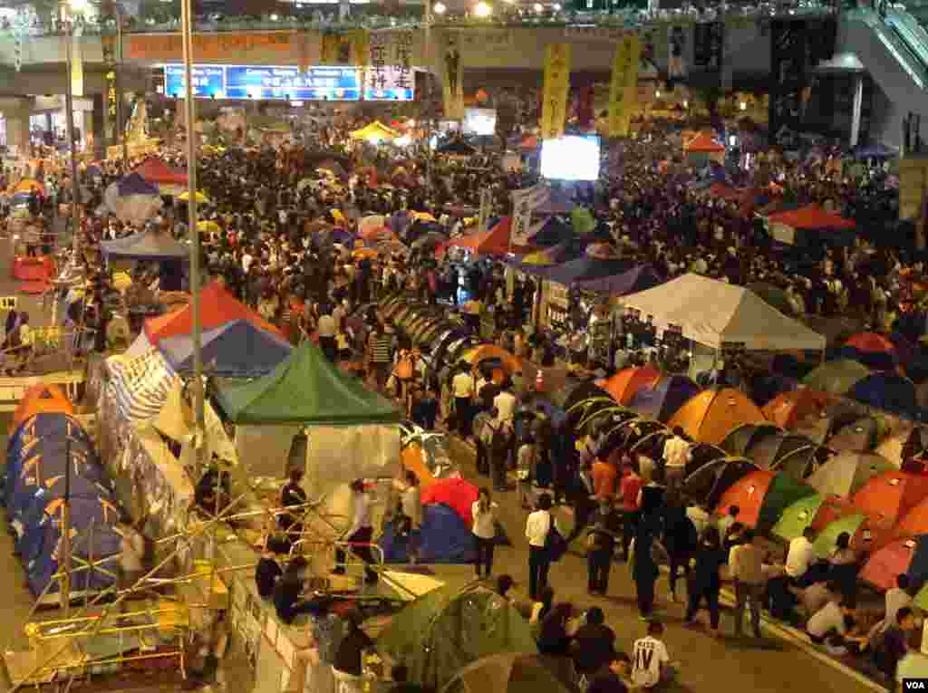 数以千计的学生和市民在金钟雨伞广场声援学联代表 (美国之音图片/海燕拍摄)