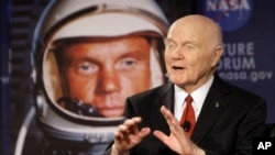 2012年2月20日，美国参议员约翰·格兰在俄亥俄首府哥伦布市通过卫星与国际空间站上的宇航员交谈。