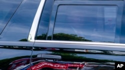 Donald Tramp pozdravlja pristalice iz automobila (Foto:AP/Alex Brandon)