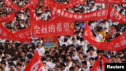 2018年6月3日，高考之前，中国河南省驻马店一所高中的毕业典礼上，学生打出的标语有“全村的希望”“青春张扬”“数我最强”。