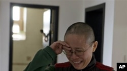 2012年12月6号在家中被严密看管的刘晓波太太刘霞向到访记者泣诉