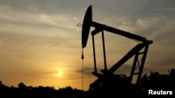 Pompa angguk minyak di Lagunillas, Ciudad Ojeda, di Negara Bagian Zulia, Venezuela, 18 Maret 2015.