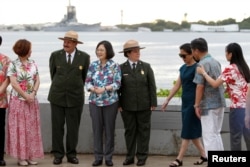 台湾总统蔡英文展开太平洋友邦之旅，过境美国夏威夷，在珍珠港事件中被日军击沉的亚利桑那号战舰上的纪念馆和代表团成员与美国国家公园工作人员合影（2017年10月28日）
