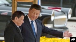Presiden China, Xi Jinping (kanan) dan Presiden Filipina, Rodrigo Duterte di Beijing, 20 Oktober 2016. (Foto: dok).