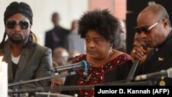 Alanga nzembo Tshala Muana kati na Koffi Olomide (D) na Werrason (L) na Kinshasa, le 30 novembre 2013.