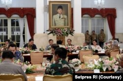 Presiden Jokowi bersalaman dan beramah tamah dengan seluruh menteri