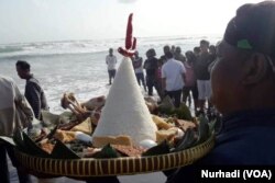 Prosesi sedekah laut di Pantai Parangkusumo, Bantul, Yogyakarta 26 Oktober 2018. (Foto: VOA/Nurhadi)