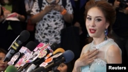 Miss Universe Thailand Weluree Ditsayabut, 22, berbicara dalam konferensi pers di Bangkok (9/6). 