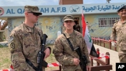 Arhiva - Američki vojnici tokom ceremonije predaje dužnosti na Kajara aerodromu iračkim snagama bezbednosti, južno od Mosula, Irak, 27. marta 2020.