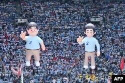 Pendukung calon presiden Prabowo Subianto dan calon wakil presiden Gibran Rakabuming Raka saat kampanye di Jakarta pada 10 Februari 2024. (Foto: AFP