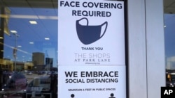 Pemberitahuan protokol kesehatan untuk mencegah COVID-19 di jendela sebuah toko di Dallas, Texas, Selasa, 2 Maret 2021.