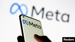 Ilustracija: Žena drži telefon sa logom Mete (Foto: Rojters/Dado Ruvić)