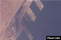 2025년 3월 9일 플래닛 랩스가 북한 라진항 부두를 촬영한 위성사진에서 길이 115m의 대형 선박(노란색 원 안)이 포착됐다. 자료=Planet Labs