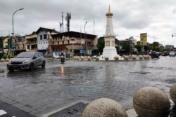 Kawasan Tugu Yogya, Kamis (16/12), yang menjadi salah satu tengara kota. (Foto: VOA/Nurhadi Sucahyo)