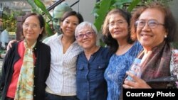 ស្ត្រីខ្មែរអាមេិរកាំងមួយក្រុមដែលរួចរស់រានមានជីវិតពីរបបខ្មែរក្រហម បានបង្ហាញដំណើរវិលត្រឡប់ទៅកាន់ប្រទេសកម្ពុជារបស់ពួកគេជាលើកដំបូងនៅក្នុងខ្សែភាពយន្តឯកសារ «ភាពវិលវល់នៃយុត្តិធម៌‍» ដែលត្រូវបានចាក់បញ្ចាំងនៅលើទូរទស្សន៍ជាតិអាមេរិក PBS កាលពីខែមីនា ឆ្នាំ២០១៩។ 