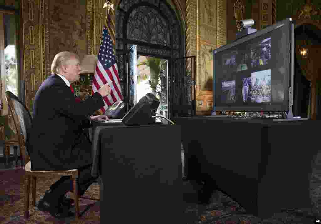2017年12月24日,星期日,正在佛罗里达州棕榈滩的海湖庄园度假的川普总统在圣诞平安夜同军人们举行视频电话会议。