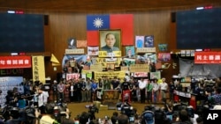 2014年4月7日， 台湾学生占领位于台北市的立法院抗议台湾与中国大陆的“两岸服务贸易协议”。（资料照片）