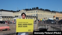 资料图--国际特赦组织芬兰分部在2018年美国总统特朗普与俄罗斯总统普京在芬兰赫尔辛基举行的峰会上提出抗议。(资料图片)