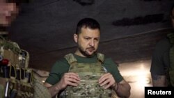 Presiden Ukraina Volodymyr Zelenskyy mengunjungi Pasukan Operasi Khusus Ukraina dekat garis depan Kota Bakhmut di tengah invasi Rusia, di wilayah Donetsk, Ukraina, 29 Juli 2023. (Foto: Ukrainian Presidential Press Service/Handout via REUTERS)