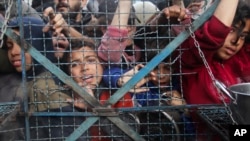 Warga Palestina antre untuk menerima makanan gratis di kamp pengungsi Jabaliya di Jalur Gaza pada Senin, 18 Maret 2024. (Foto: AP)