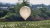 Sebuah balon yang diyakini dikirim oleh Korea Utara, membawa berbagai benda termasuk sampah dan kotoran, terlihat di atas sawah di Cheorwon, Korea Selatan. (Foto: via Reuters)