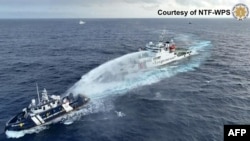 Kapal penjaga pantai China (kanan) menembakkan meriam air Biro Sumber Daya Perikanan dan Akuatik (BFAR) dalam foto yang dirilis oleh Satgas Nasional Filipina pada 4 Desember 2024. (Foto: Handout/National Task Force for West Philippine Sea/AFP)