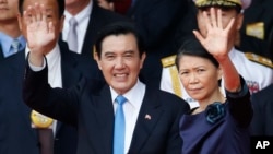 台湾总统马英九和夫人周美青在台北庆祝双十节的典礼上挥手致意（2015年10月10日）