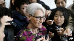 រូបឯកសារ៖ អ្នកស្រី Wendy Sherman ដែល​បច្ចុប្បន្ន​ជា​អនុរដ្ឋមន្ត្រី​ក្រសួង​ការបរទេស​សហរដ្ឋ​អាមេរិក ថ្លែង​ទៅ​កាន់​អ្នក​កាសែត បន្ទាប់​ពី​អ្នកស្រី​ជួប​ជាមួយ​នឹង​រដ្ឋមន្ត្រី​ការបរទេស​កូរ៉េខាងត្បូង លោកYun Byung-se នៅ​ទីក្រុង​សេអ៊ូល ប្រទេស​កូរ៉េខាងត្បូង ថ្ងៃទី២៩ ខែ​មករា ឆ្នាំ២០១៥។ 