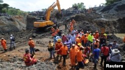 Thân nhân, bạn bè và nhân viên cứu hộ tụ tập quanh nơi mỏ vàng bị sập ở miền nam Colombia, 1/5/14