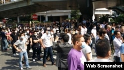 近百口罩男到金钟道强拆路障（苹果日报网站图片）